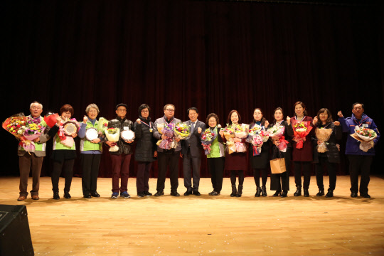 구로구가 '2016 자원봉사자의 날 기념행사'를 개최했다. 구로구민회관에서 구로구 자원봉사자 300여 명이 참석한 이번 행사에는 우수 후원자 15명, 모범 개인봉사자 84명에 대한 감사패와 표창장 수여식이 진행됐다. 구로구 제공